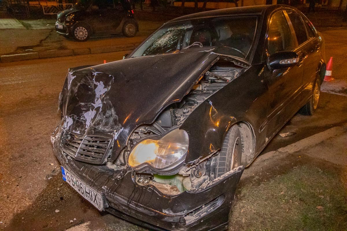Водителя и пассажира Mercedes госпитализировали