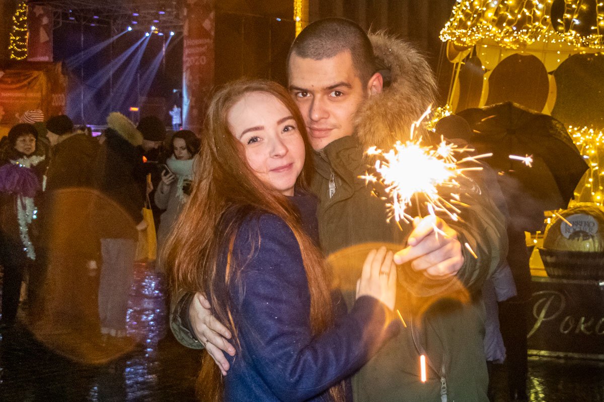 Глаза сияют ярче, чем огни Глаза сияют ярче, чем огни