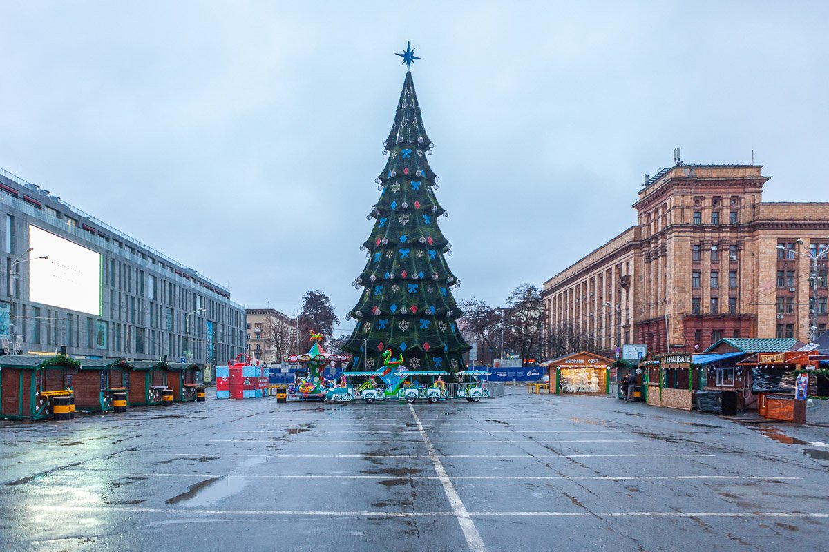 Площадь Героев Майдана вернули в предновогодний вид
