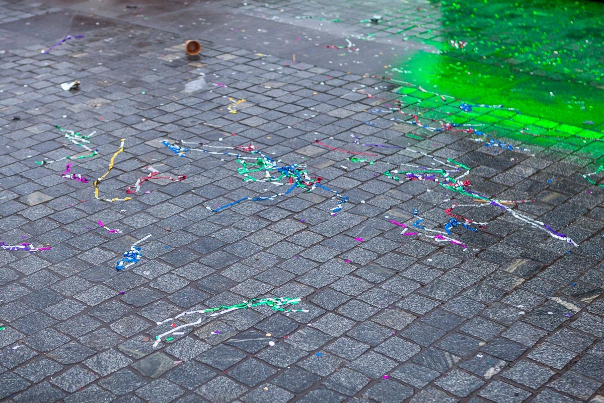 Только конфетти на земле напоминает о ночи