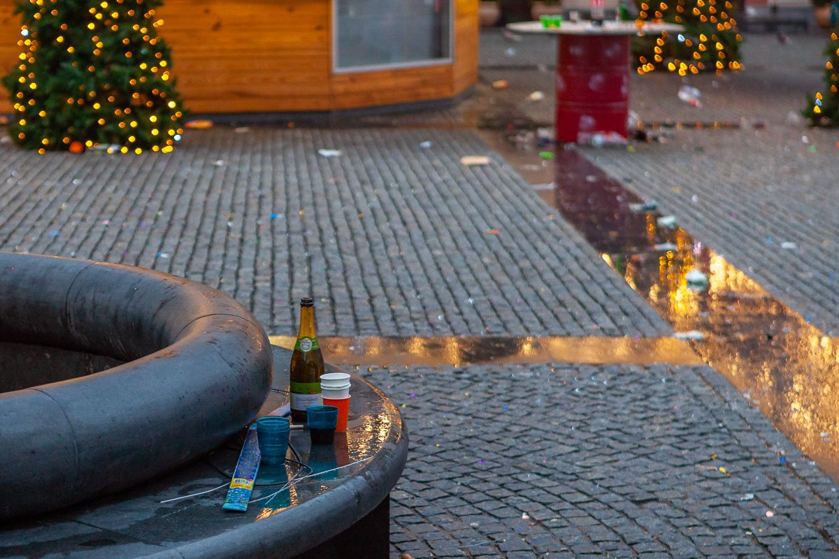 Всюду стаканчики, банки и бутылки