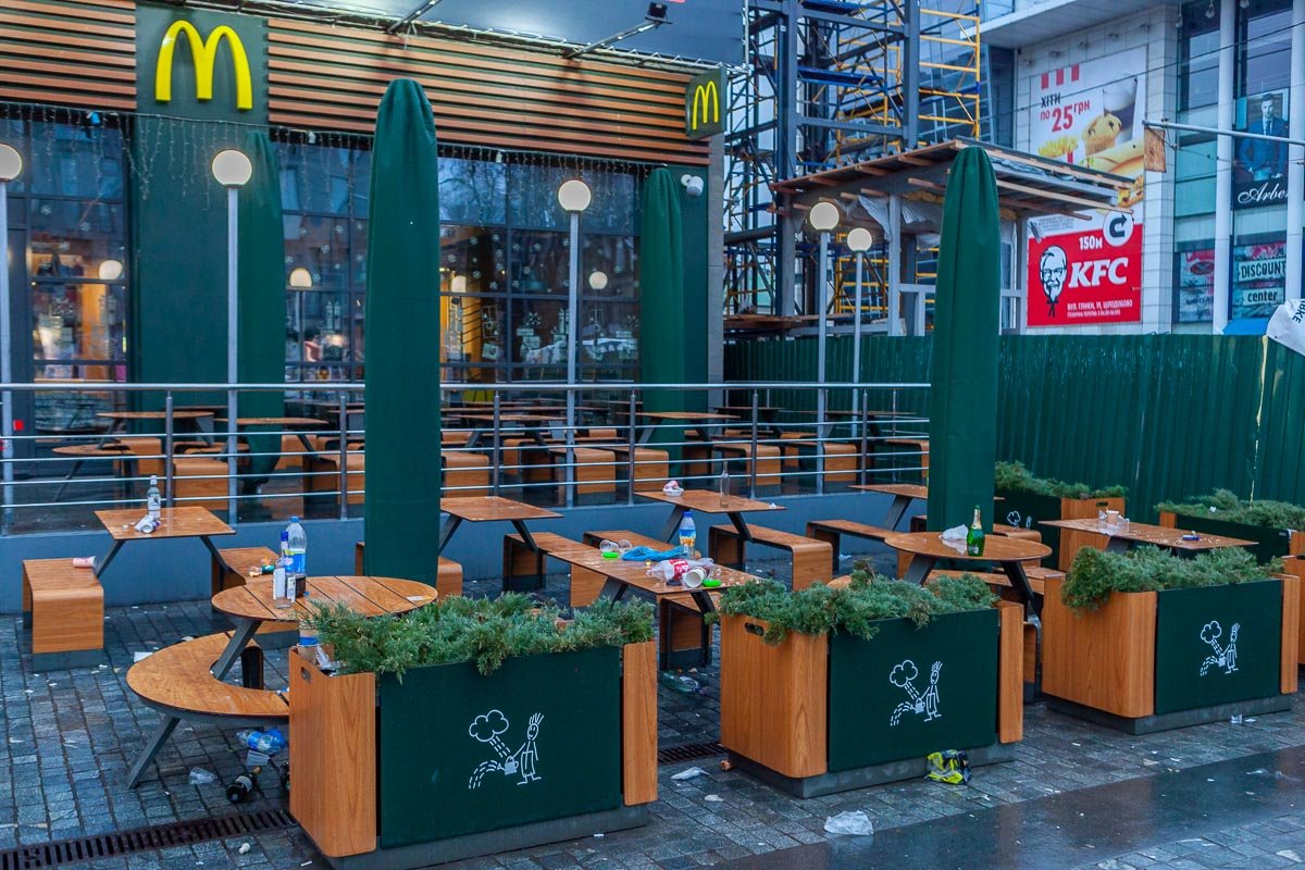 Кто-то расположился за столиком