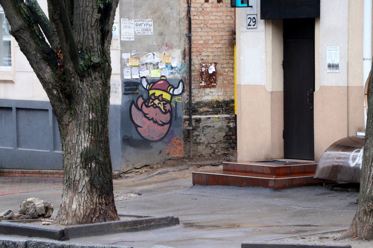 Наслаждается весенним теплом Наслаждается весенним теплом