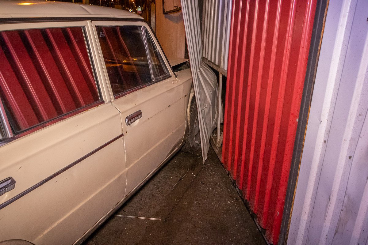 Говорит, что все из-за скользкой дороги Говорит, что все из-за скользкой дороги