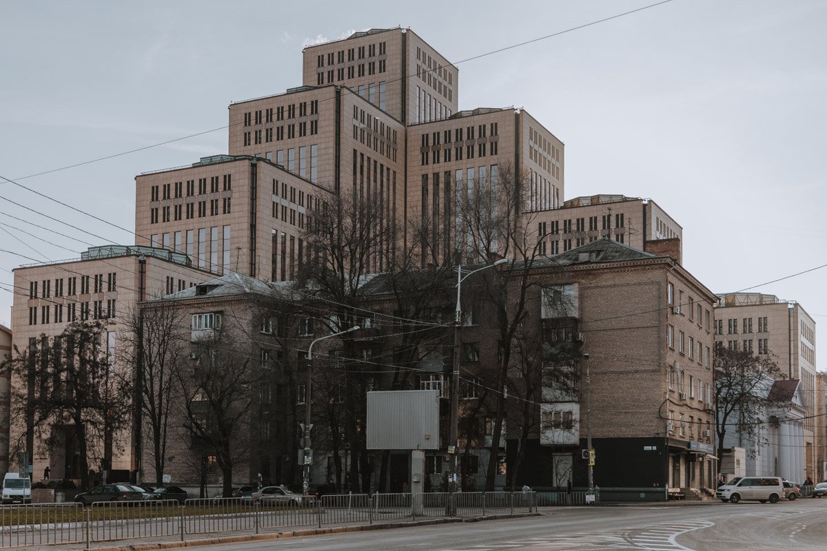 Как-будто огромный надзиратель... Как-будто огромный надзиратель...