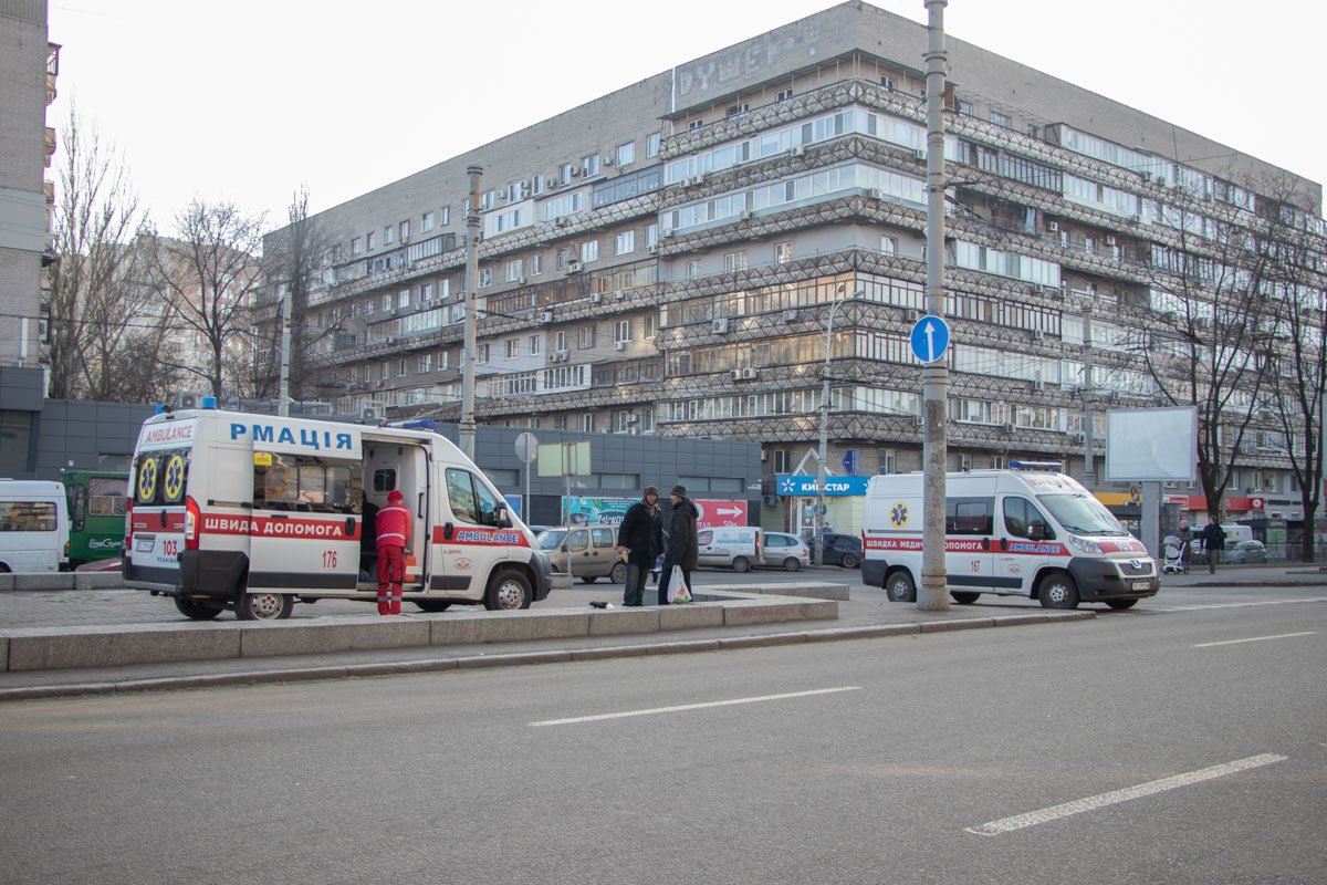 На место приехали бригада скорой помощи и реанимобиль На место приехали бригада скорой помощи и реанимобиль