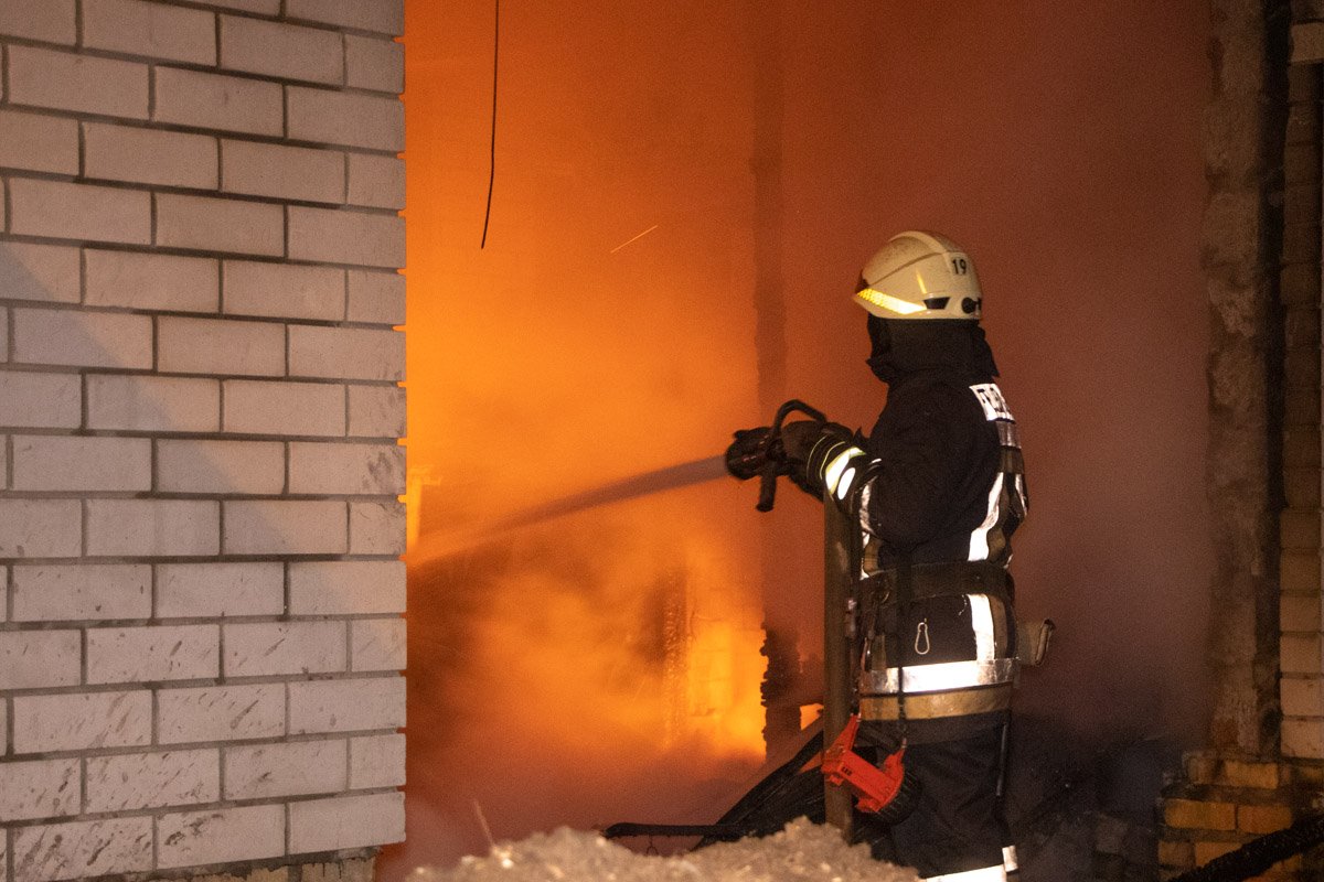 По предварительной информации, в одной из комнат "замкнуло" проводку По предварительной информации, в одной из комнат "замкнуло" проводку