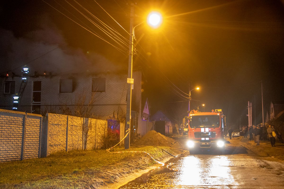 Сильный пожар на Чаплинской в Днепре: частный дом выгорел дотла