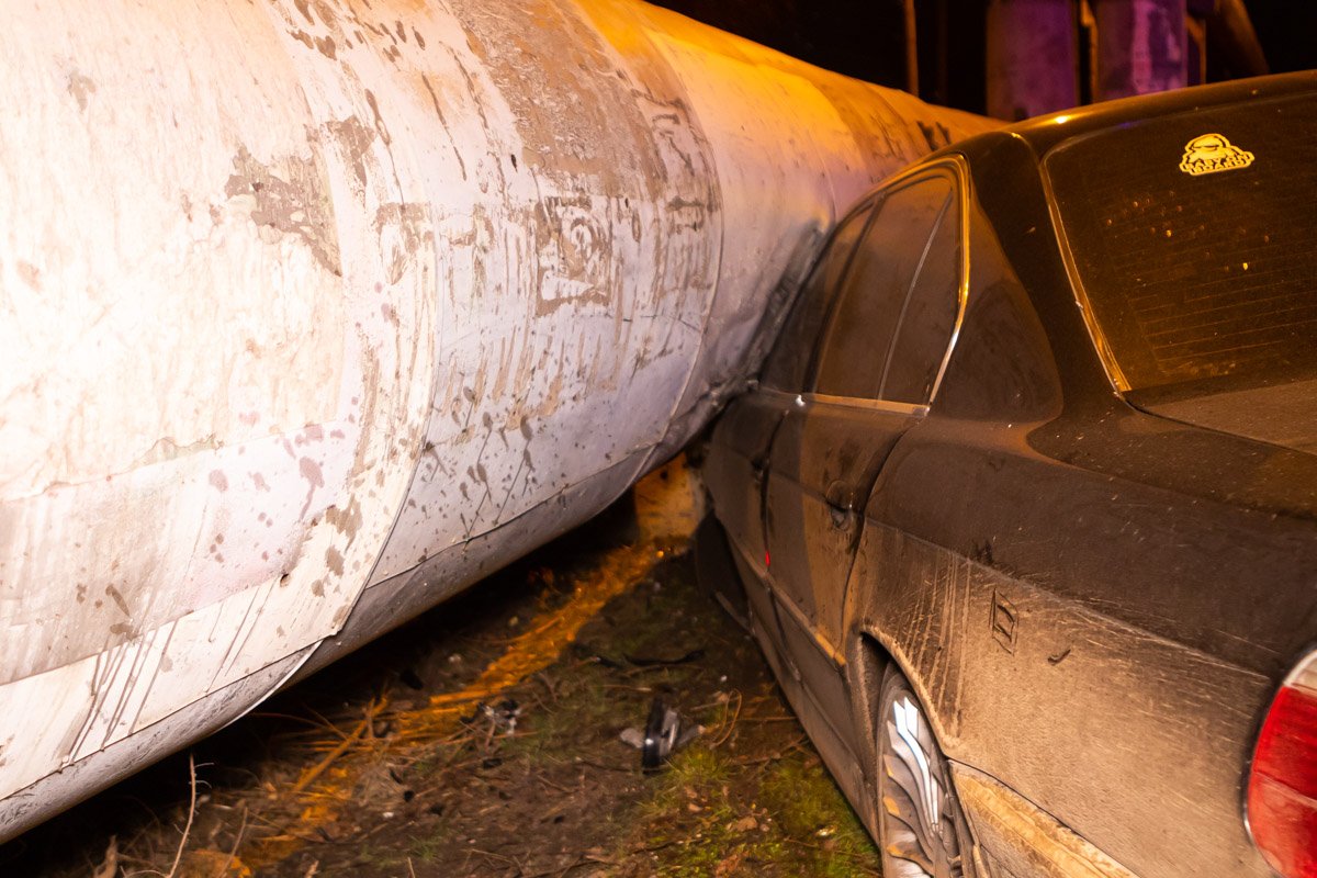 В результате столкновения BMW влетел в бетонную опору