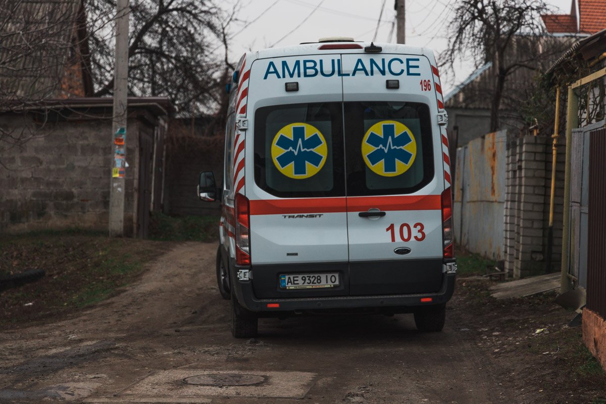 Спасатели достали женщину из погреба и сразу же передали медикам