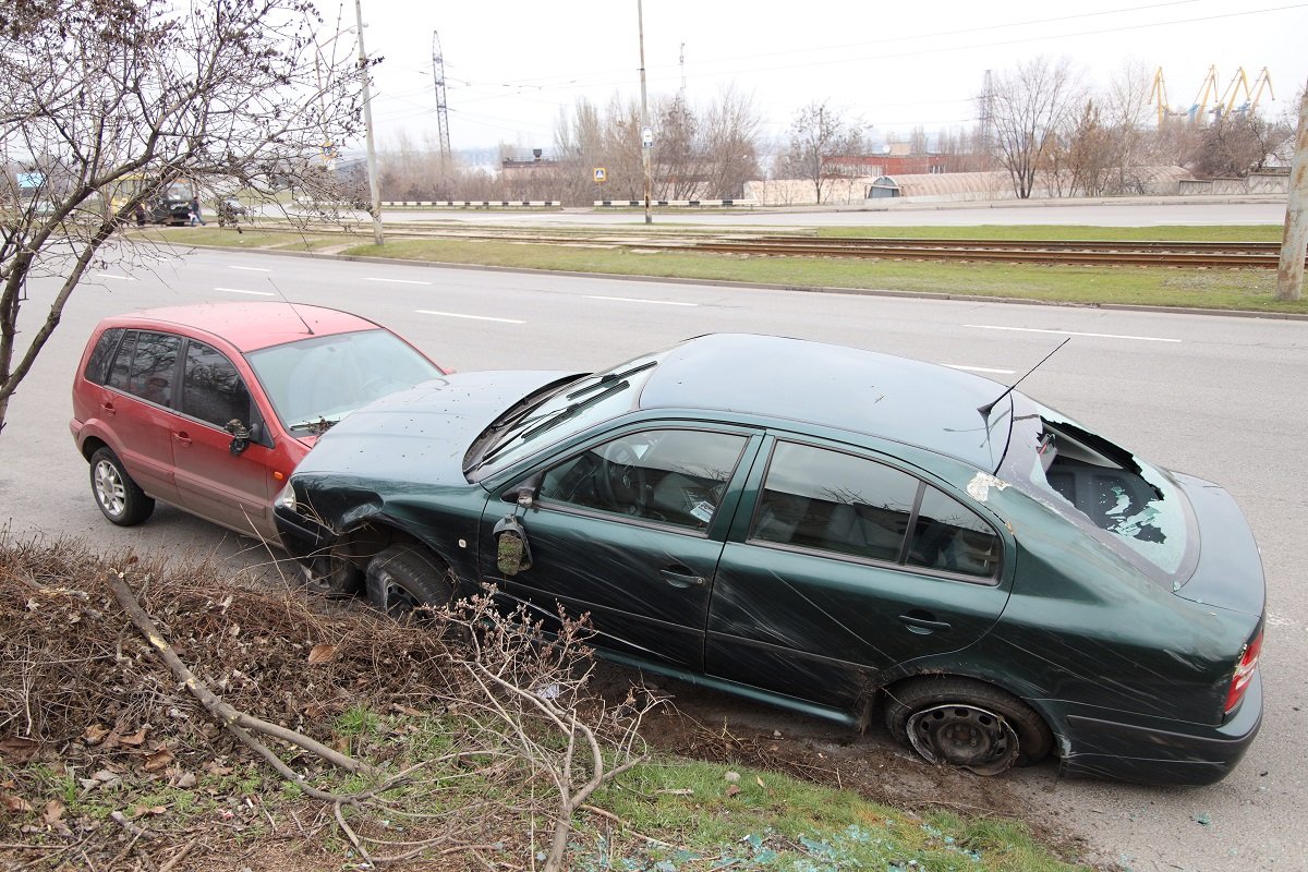 Skoda перелетела через Ford и приземлилась передними колесами у него на капоте Skoda перелетела через Ford и приземлилась передними колесами у него на капоте