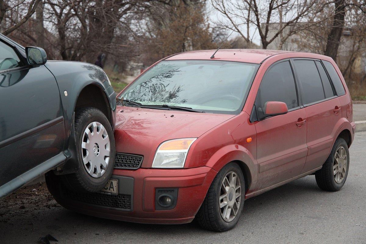 У Ford пострадала передняя часть и зеркало У Ford пострадала передняя часть и зеркало