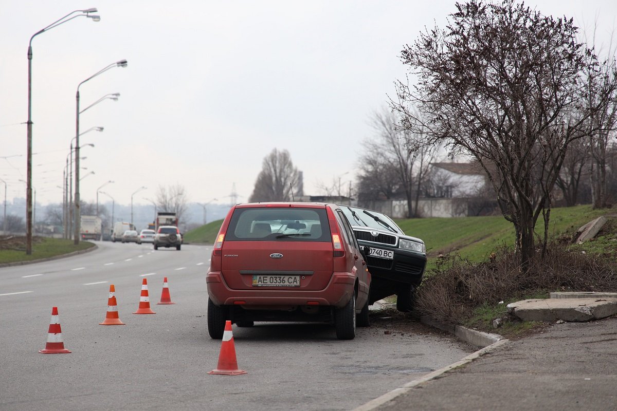 Движение не затруднено - оба автомобиля находятся в «кармашке» для общественного транспорта, поэтому проезду не мешают Движение не затруднено - оба автомобиля находятся в «кармашке» для общественного транспорта, поэтому проезду не мешают
