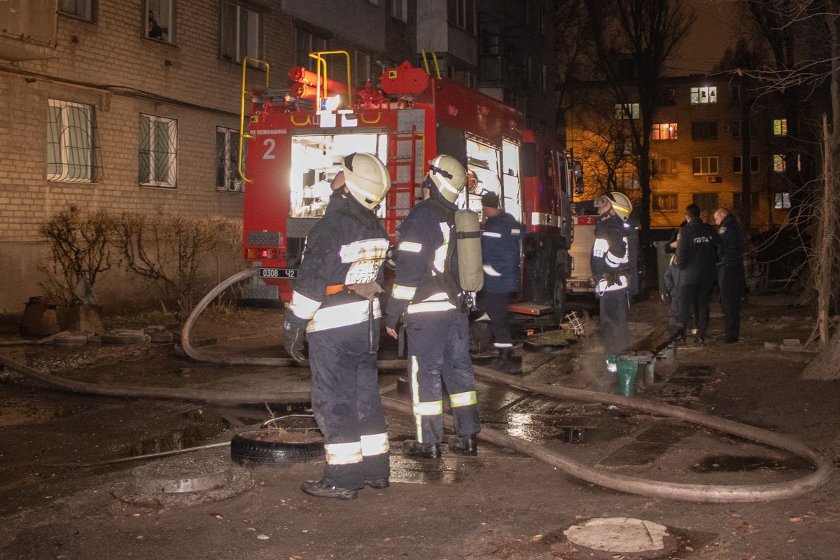На борьбу с огнем у спасателей ушло около получаса На борьбу с огнем у спасателей ушло около получаса