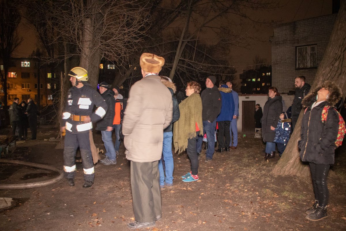Сотрудники ГСЧС помогли местным жителям выйти из задымленного подъезда Сотрудники ГСЧС помогли местным жителям выйти из задымленного подъезда