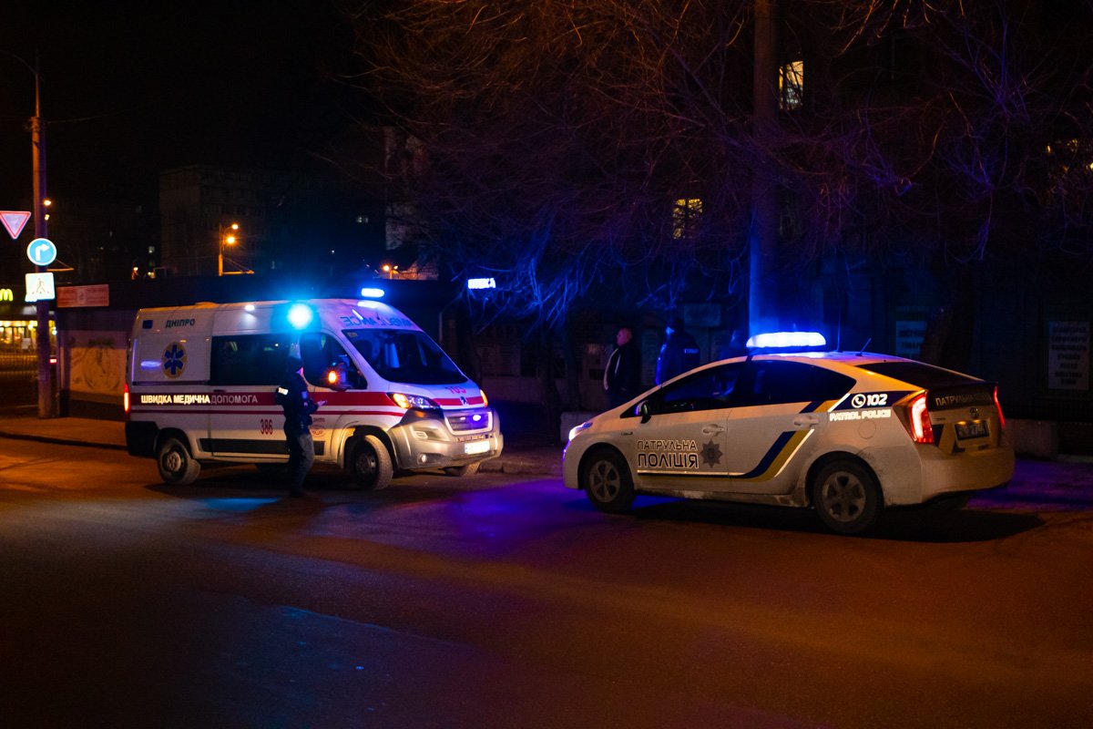 Женщина переходила дорогу и попала под колеса Женщина переходила дорогу и попала под колеса