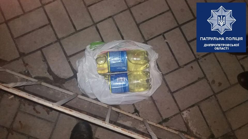 Ночью в Днепре мужчина сливал с машин бензин Ночью в Днепре мужчина сливал с машин бензин