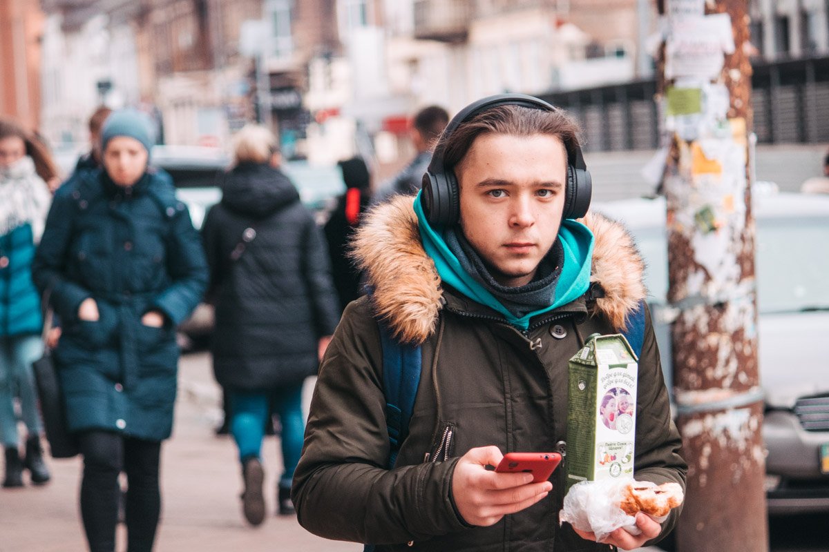 Покушать спокойно не дают. Лезут со своими камерами. Покушать спокойно не дают. Лезут со своими камерами.
