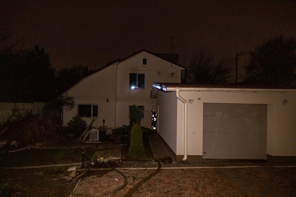 В Днепре на улице Доватора загорелся частный дом: пострадала мать и сын 3