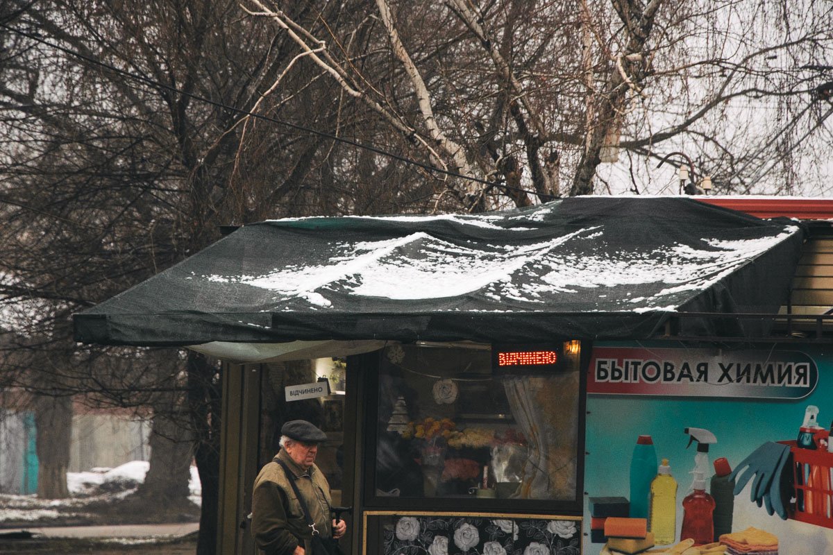 В продовольственных слякоть и давка. В продовольственных слякоть и давка.