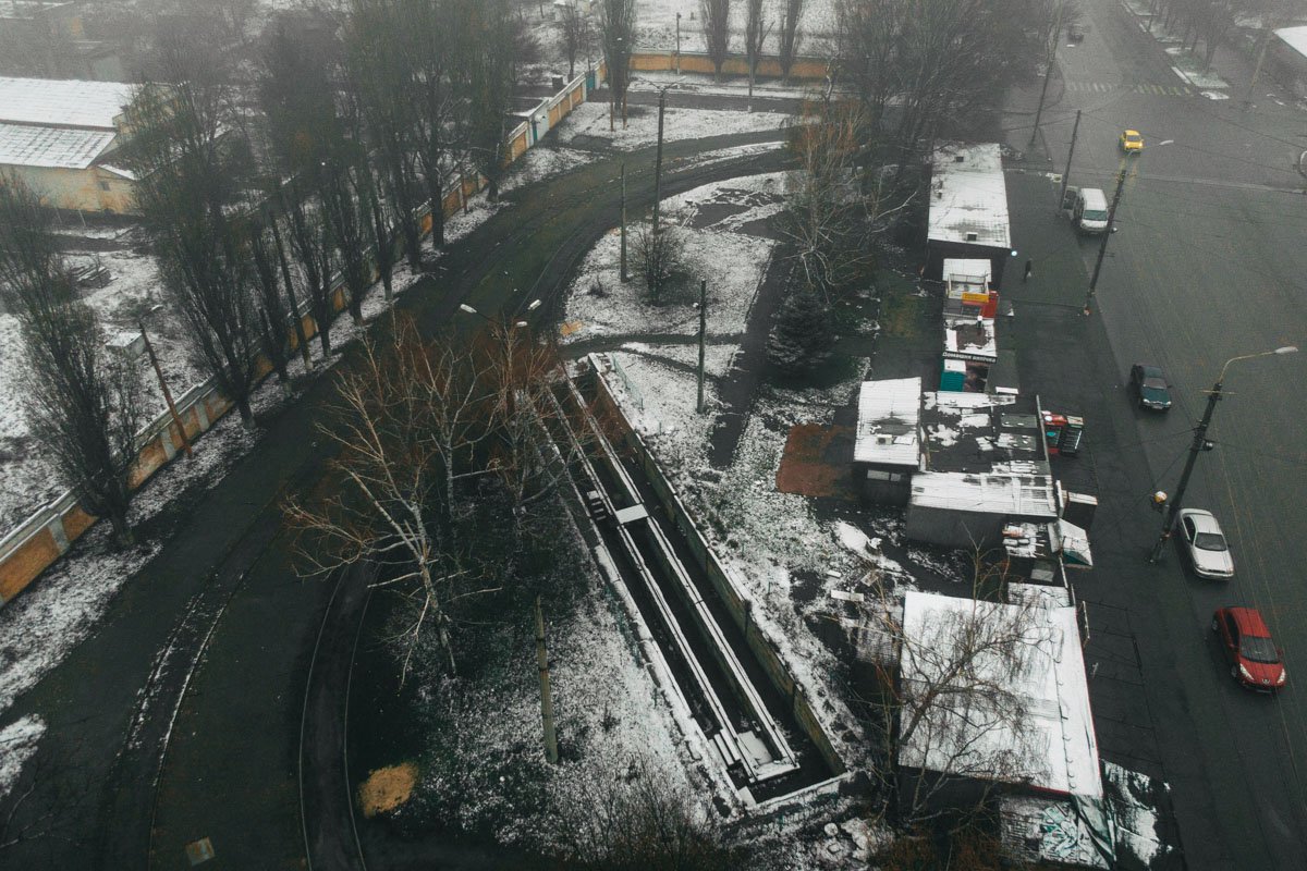 Запах водки, хвои и трески, мандаринов, корицы и яблок. Запах водки, хвои и трески, мандаринов, корицы и яблок.