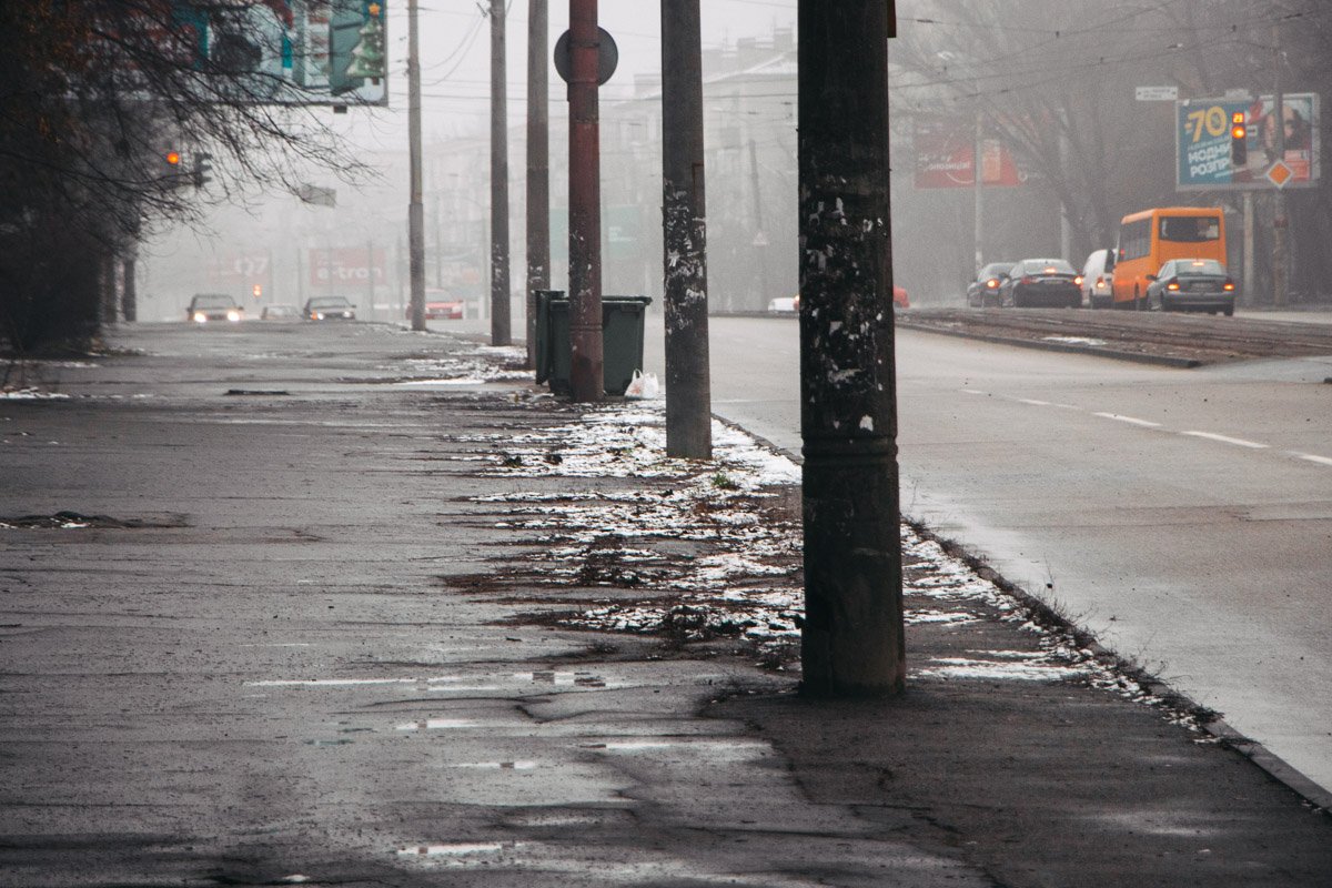 И разносчики скромных даров в транспорт прыгают, ломятся в двери, И разносчики скромных даров в транспорт прыгают, ломятся в двери,