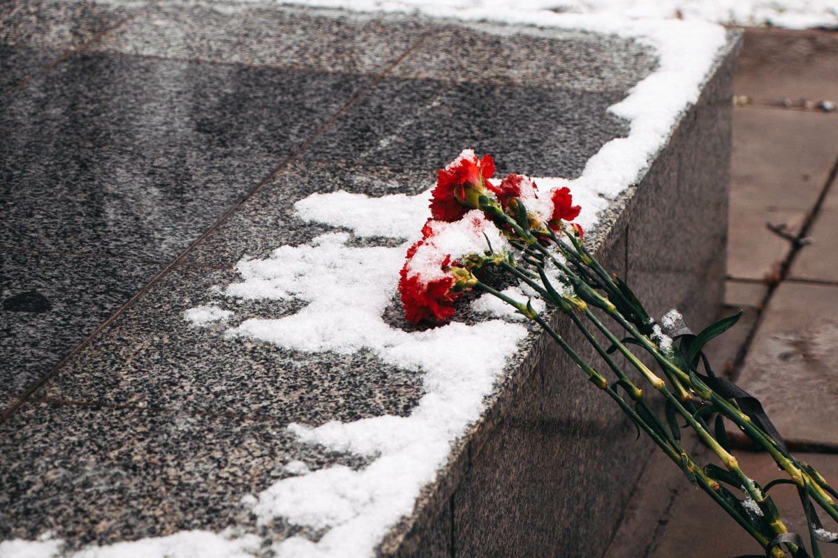 Пустота. Но при мысли о ней видишь вдруг как бы свет ниоткуда. Пустота. Но при мысли о ней видишь вдруг как бы свет ниоткуда.