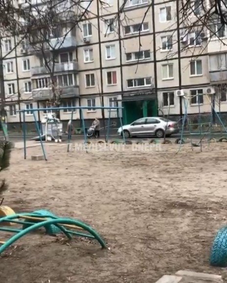 Бабушка с коляской не пропускает автомобиль