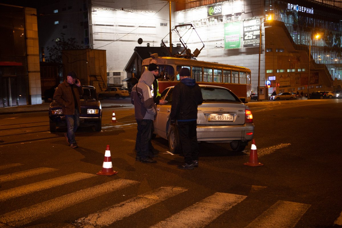 В Днепре на Шмидта столкнулись два ВАЗа: движение трамваев парализовано 3