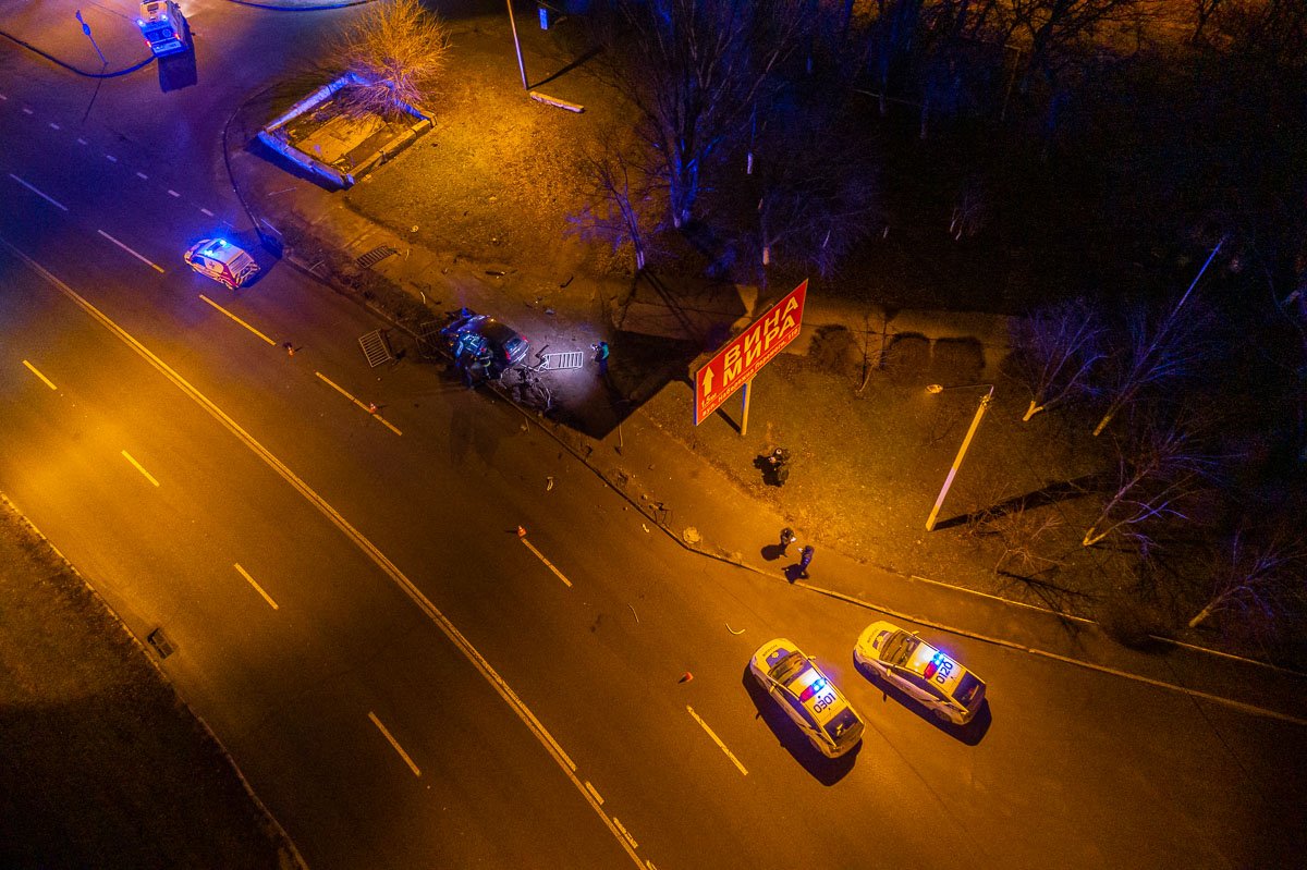 На тротуаре никого не было