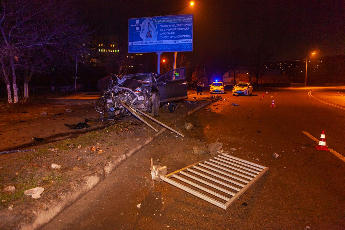 Автомобиль получил сильные повреждения