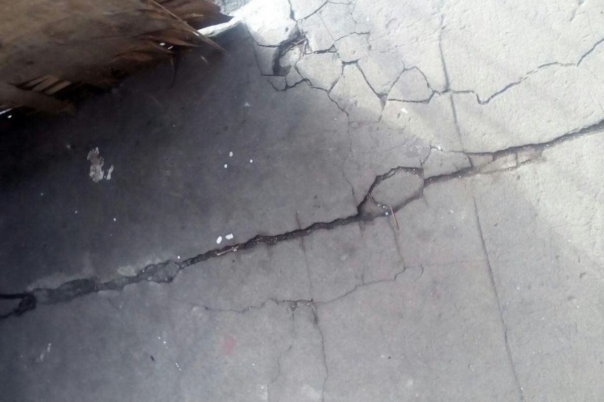 Еще в прошлом году жильцы дома жаловались на аварийное состояние перекрытия