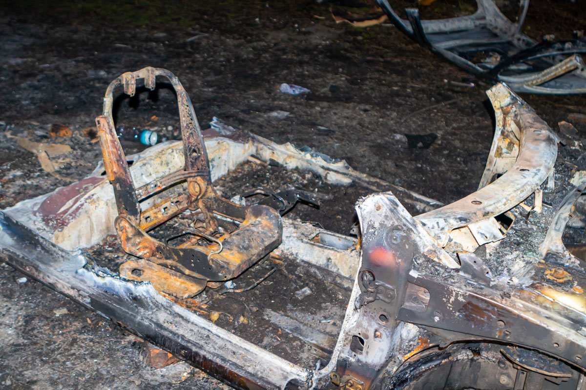 В этот раз трое мужчин распиливали автомобиль резаком