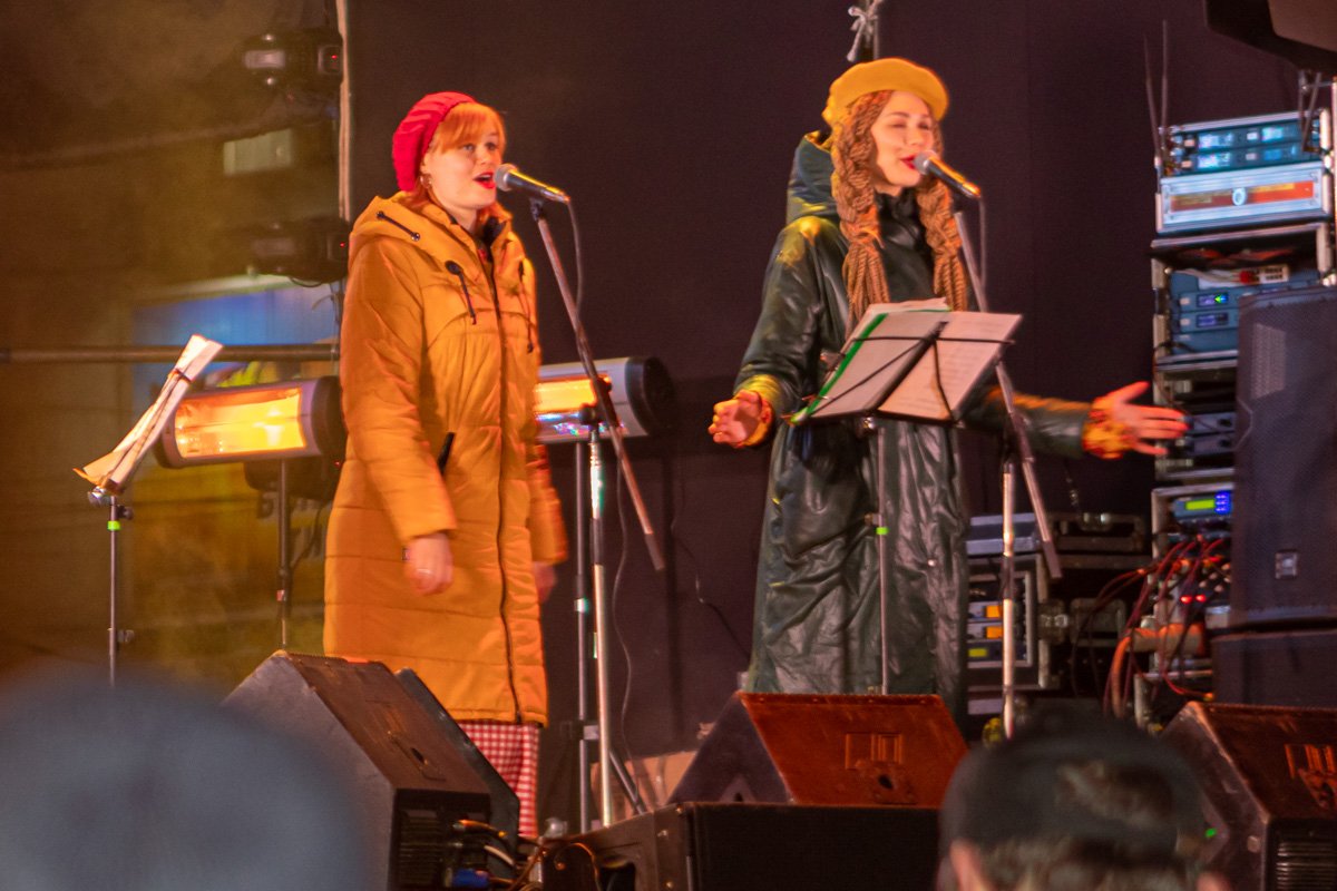 Бэк-вокал помогал певцу держать слушателей на одной музыкальной волне Бэк-вокал помогал певцу держать слушателей на одной музыкальной волне