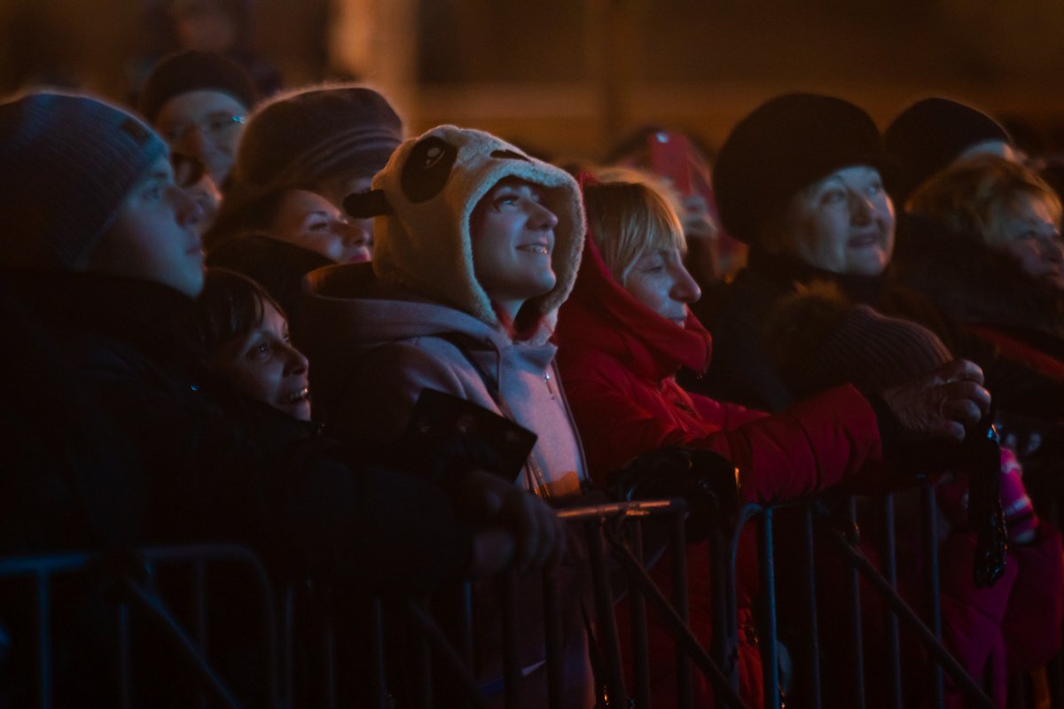 На лицах людей были улыбки На лицах людей были улыбки