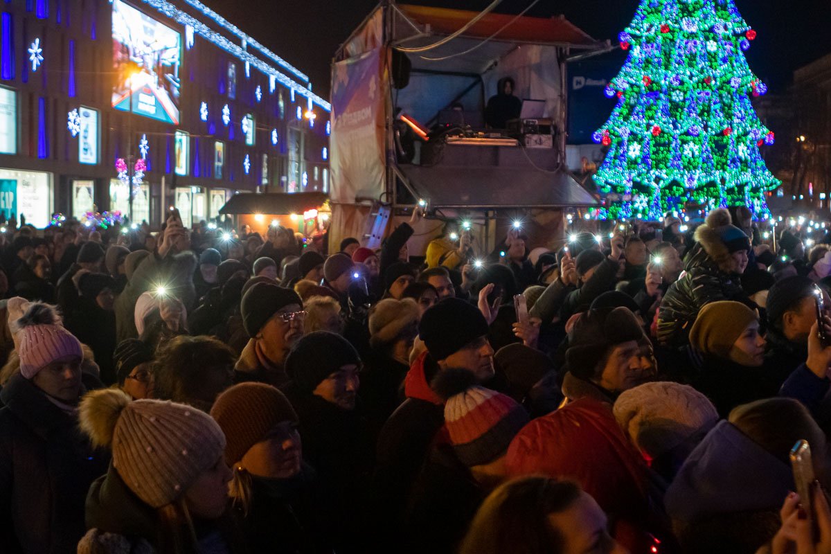 На центральной площади яблоку негде было упасть На центральной площади яблоку негде было упасть