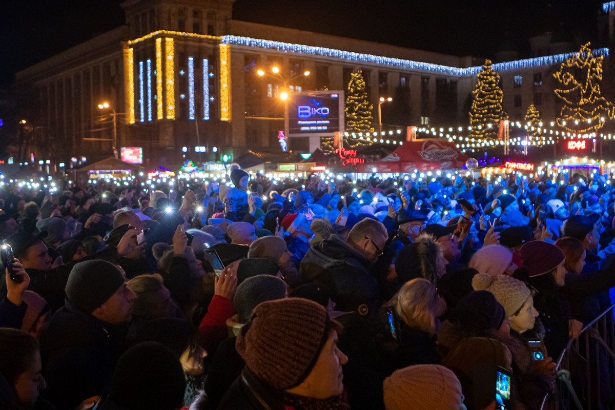 Площадь заполнилась множеством ярких огоньков Площадь заполнилась множеством ярких огоньков
