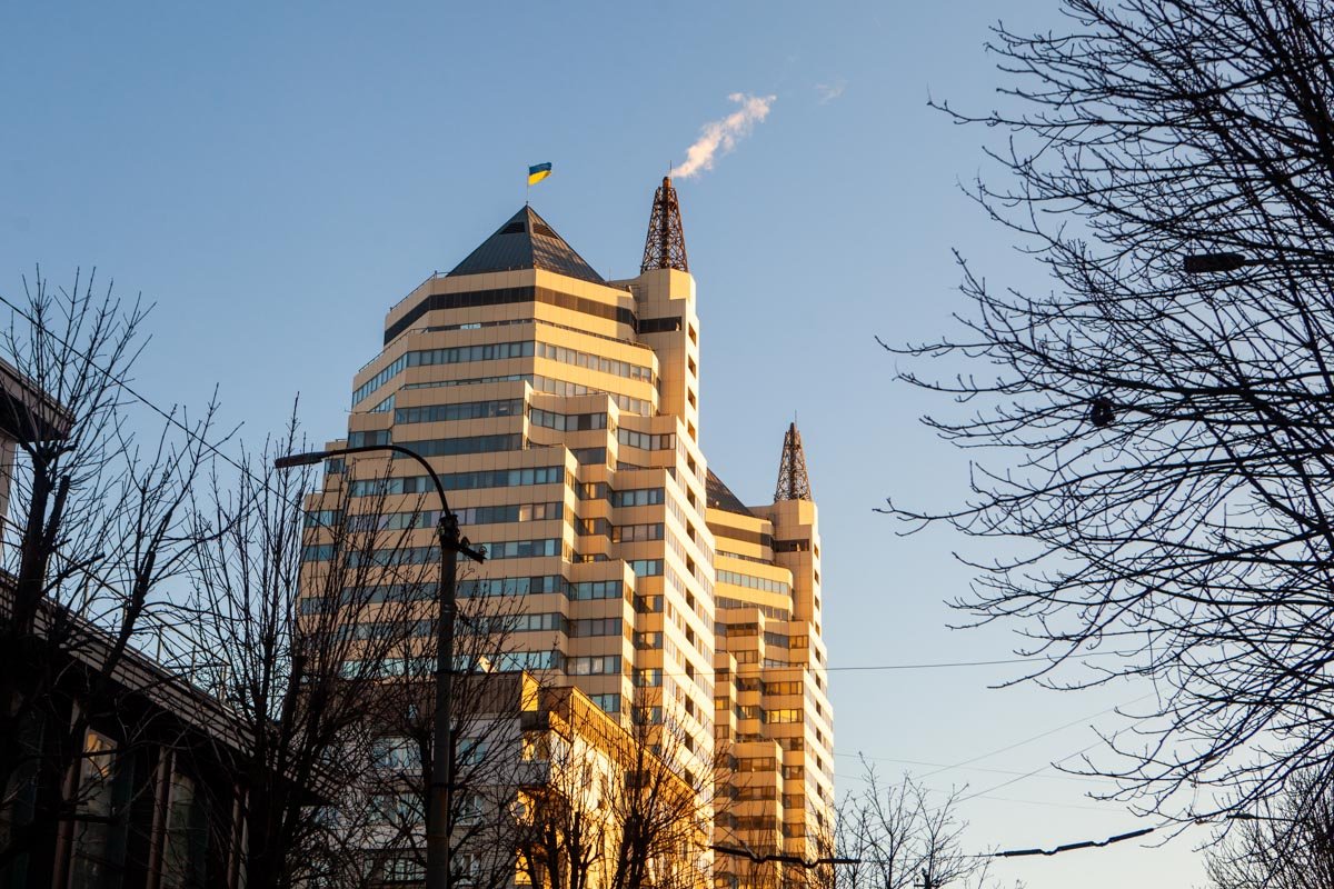 Слышен только гул слабо прогретых двигателей автомобилей Слышен только гул слабо прогретых двигателей автомобилей