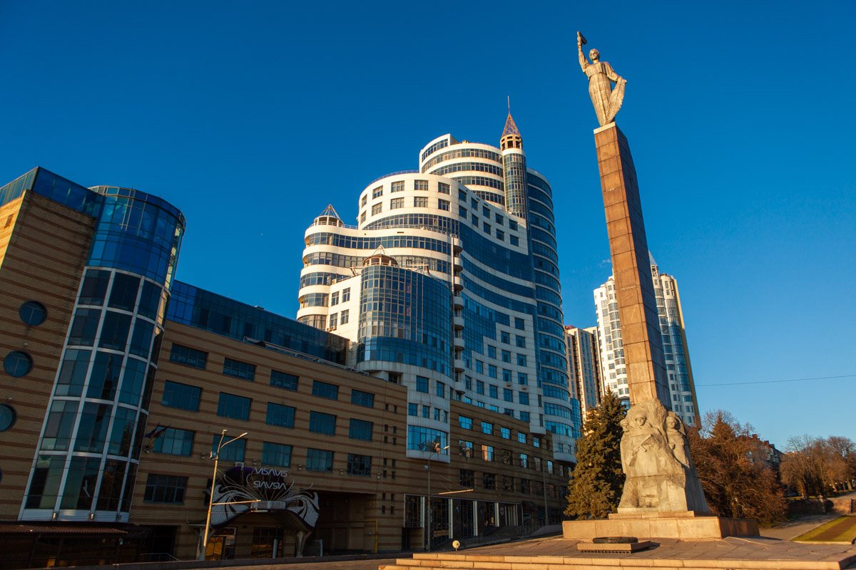 Хоть и рвутся к небу здания, но мир ничуть не меньше с высоты… Хоть и рвутся к небу здания, но мир ничуть не меньше с высоты…