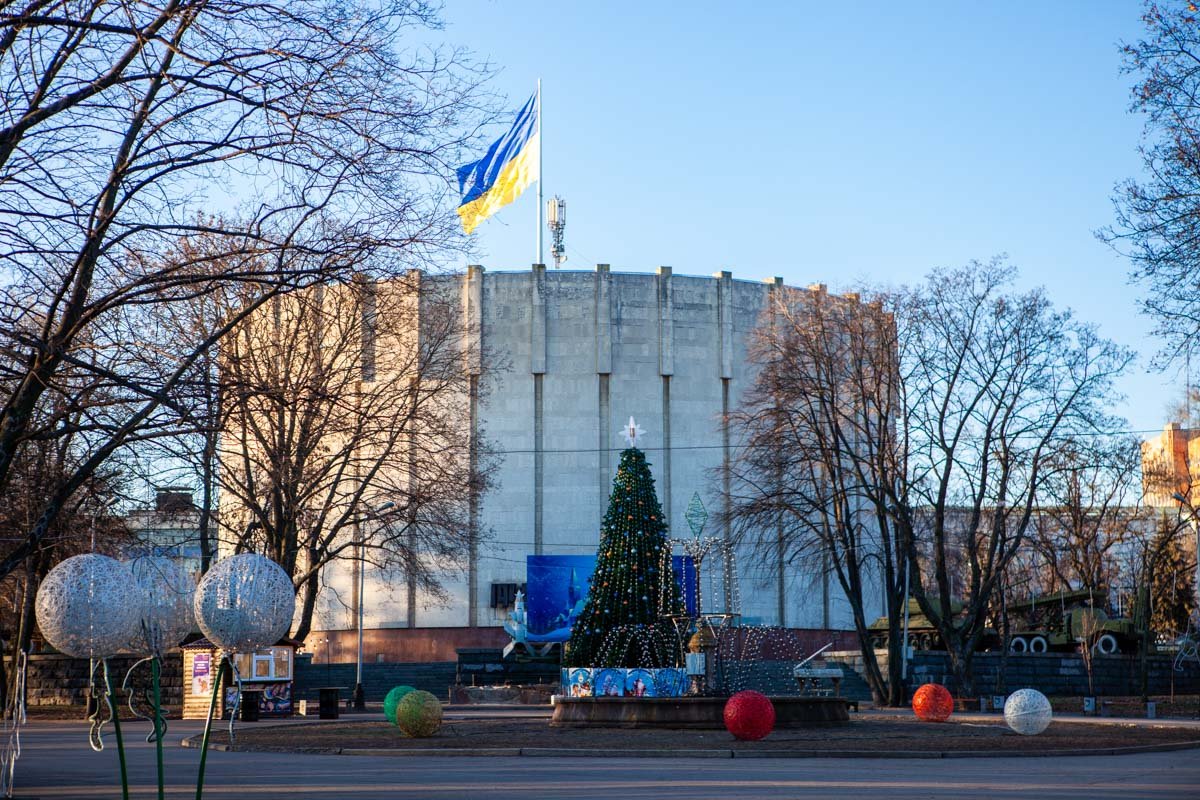 Грустит в гордом одиночестве Грустит в гордом одиночестве