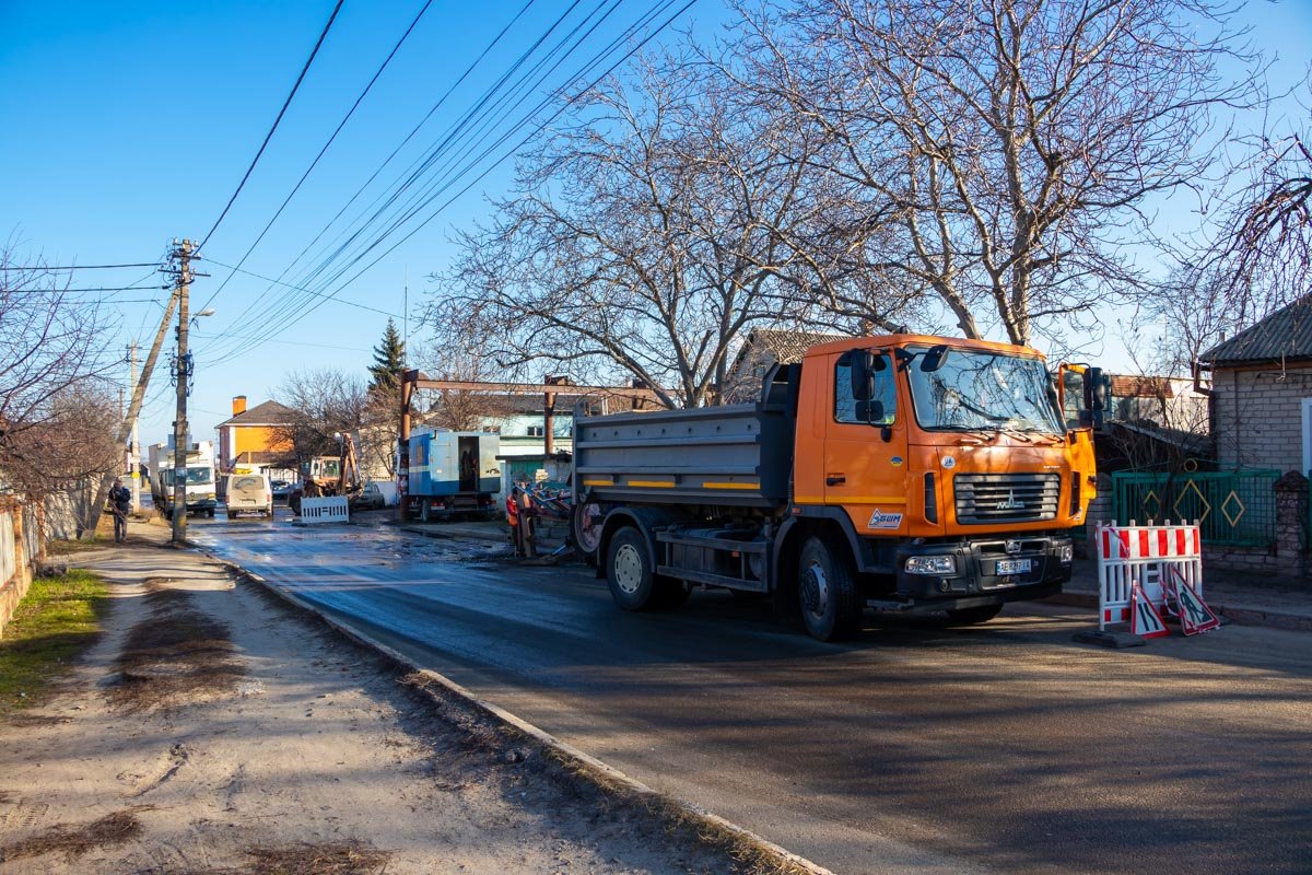 Трубу прорвало в районе дома № 8 на улице Лоцманской Трубу прорвало в районе дома № 8 на улице Лоцманской