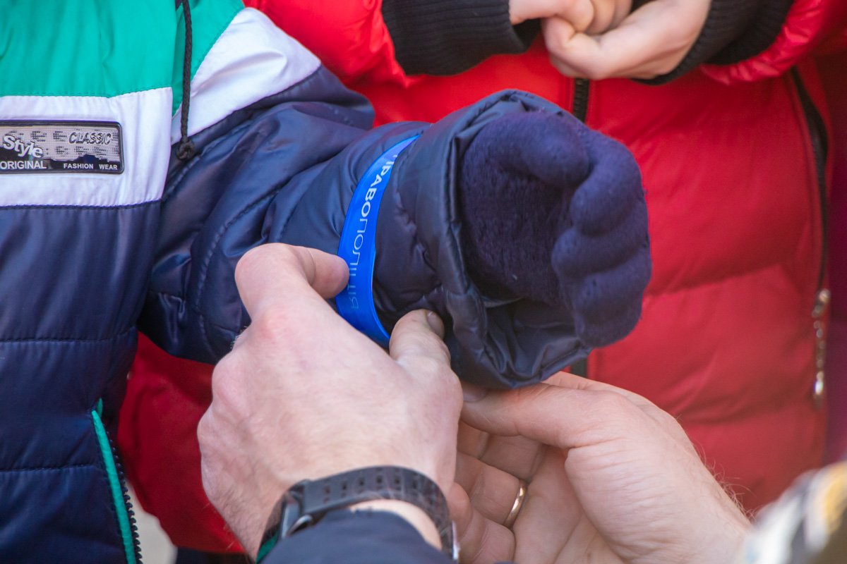 Детям подарили светоотражающие браслеты