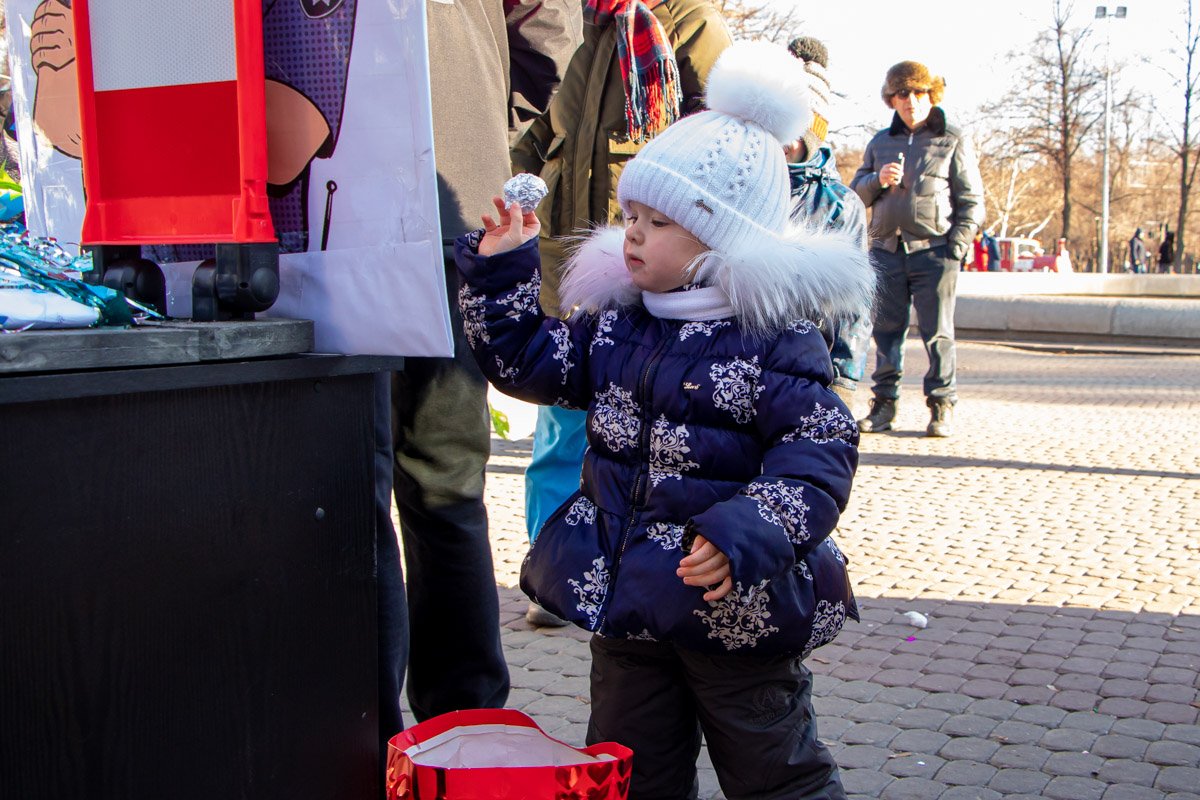 Картонный воришка, которого нужно было ликвидировать скомканными из бумаги снежками