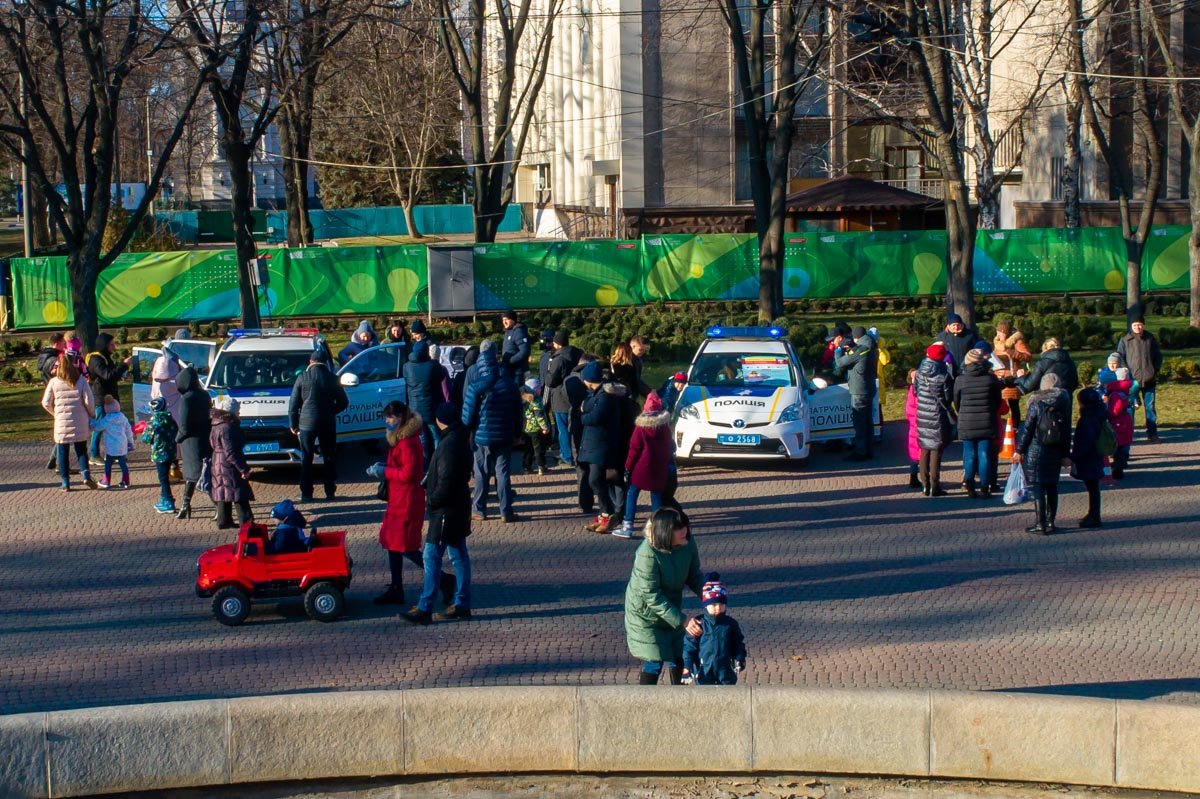 Все для того, чтобы детвора смогла почувствовать себя настоящими копами и понять, что «серьезные дяди и тети в форме» — вовсе не такие злые, как о них говорят