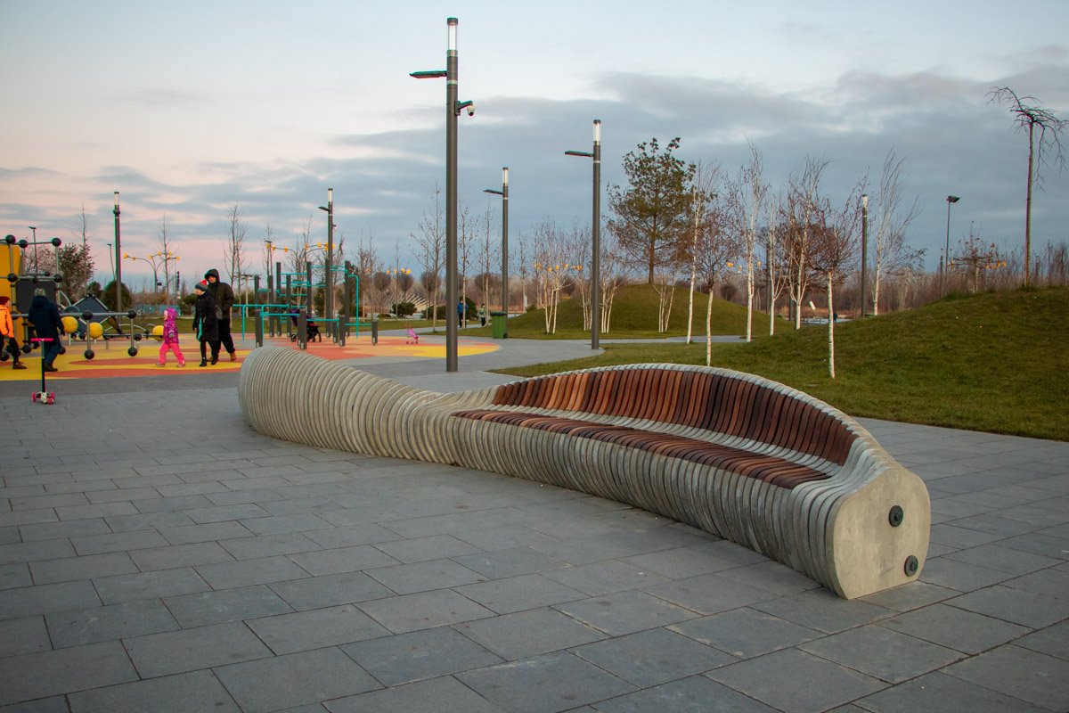 Здесь устанавливают новые лавочки