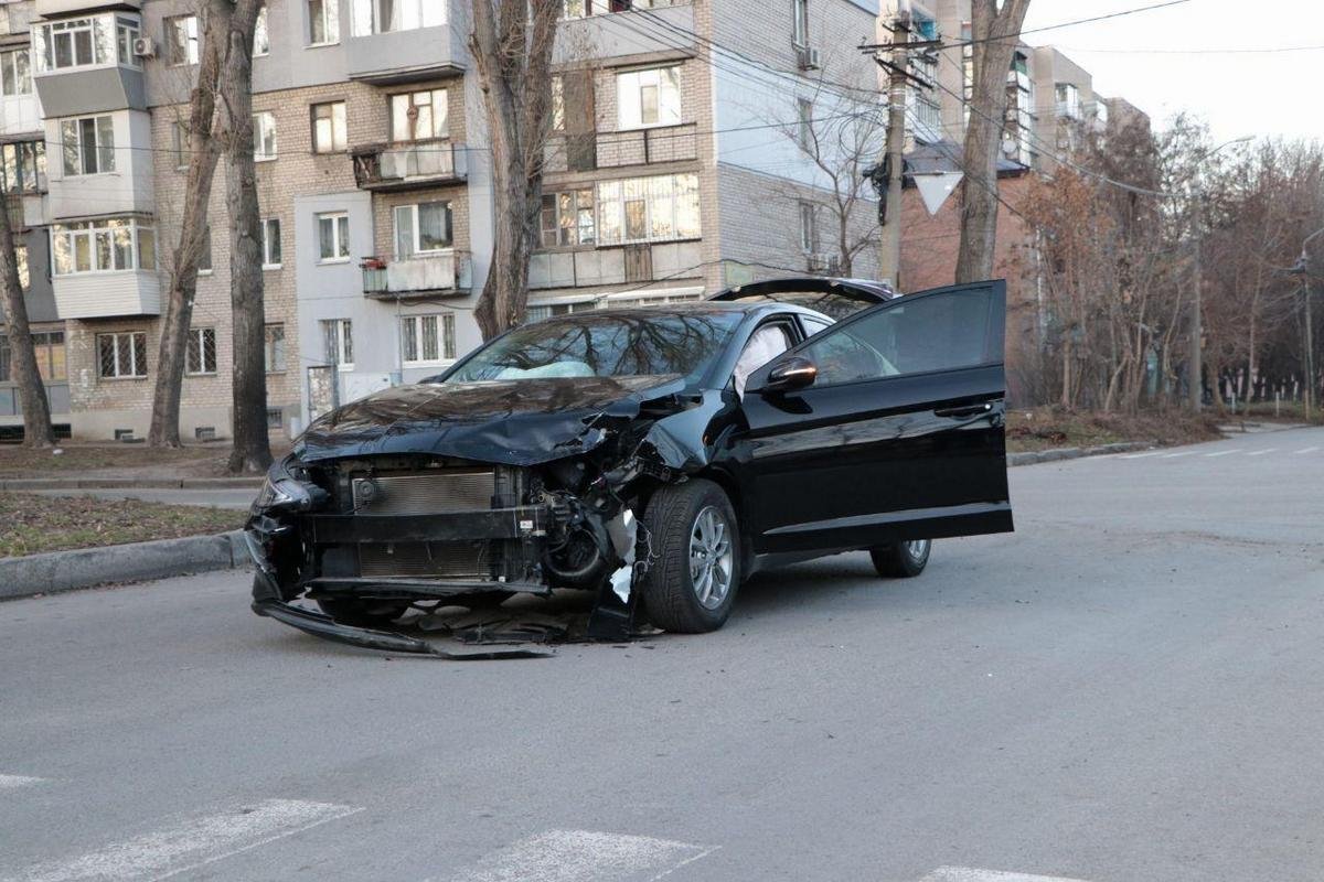 Hyundai ехал по улице Владимира Антоновича со стороны Рабочей