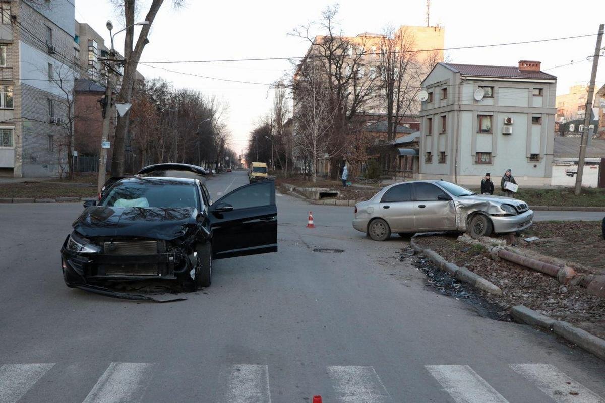 Предварительно, водитель Daewoo прогнорировал знак и не уступил дорогу