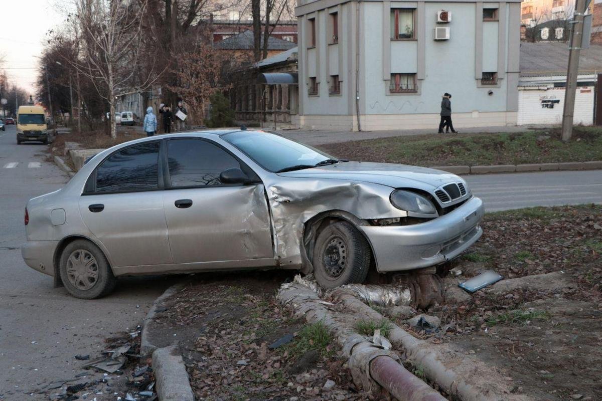 После удара Daewoo вылетела на обочину