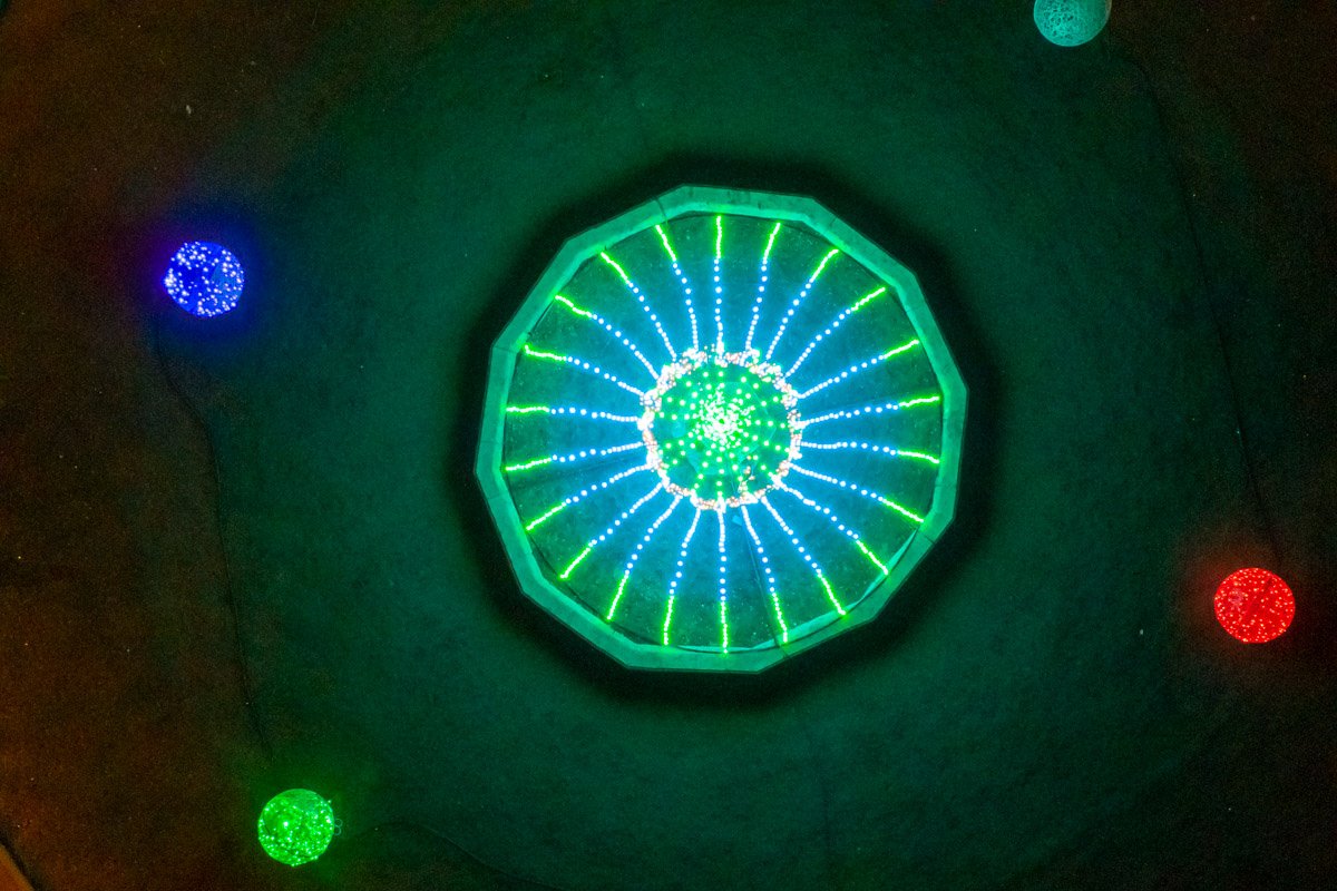 А это фонтан из гирлянд с высоты