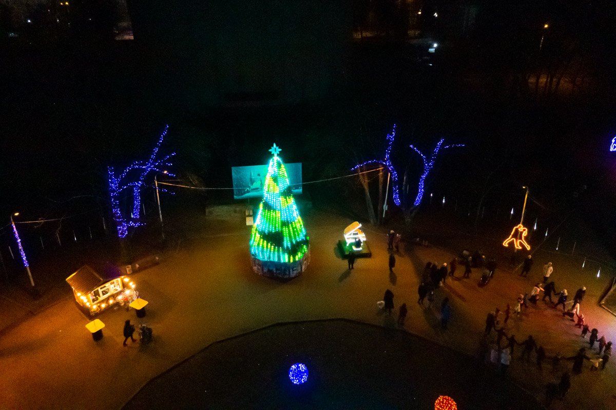  Веселые аниматоры делали все, чтобы согреть малышню в холодный вечер и подарить им настоящую атмосферу праздника